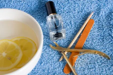 Bain de citron pour les ongles